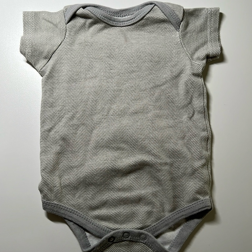 3 for $9 
NWOT grey chevron short sleeve onesie, size 6-9M